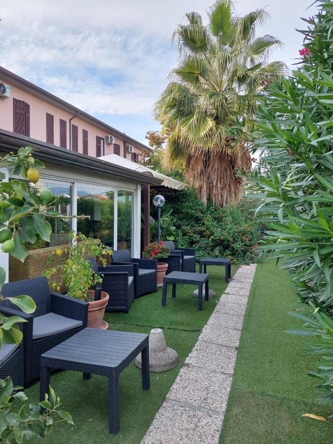 Hotel Patrizia マリーナ・ディ・マッサ エクステリア 写真